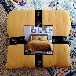 NWT Brand N0 6 Quilt Set.